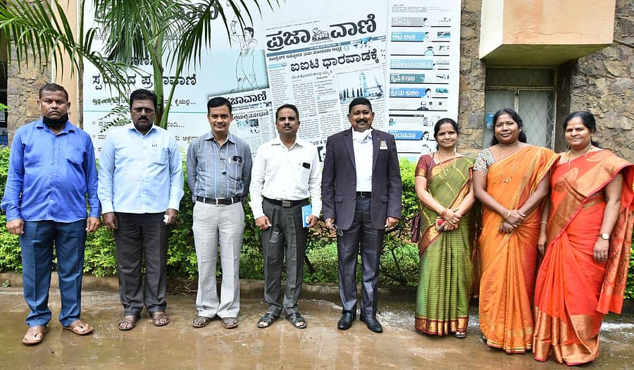 ಮೇಜರ್ ಸಿದ್ಧಲಿಂಗಯ್ಯ ಅವರೊಂದಿಗೆ ಸಿಬ್ಬಂದಿ ಪ್ರಭಾರಿ ಜೆಡಿಪಿಐ ಎಂ.ಎಫ್. ಕುಂದಗೋಳ, ಆಪ್ತ ಸಹಾಯಕ ಗುರು ಬಿದರಿ ಹಾಗೂ ಸಾರ್ವಜನಿಕ ಸಂಪರ್ಕಾಧಿಕಾರಿ ವಿದ್ಯಾ ನಾಡಿಗೇರ, ಜೆಆರ್ಒ ಮಹಾದೇವಿ ಮೂಡಲಗೇರಿ, ಕಂಪ್ಯೂಟರ್ ಅನಲಿಸ್ಟ್ ಶಾಂತಾ ಮೀಶಿ ಇದ್ದಾರೆ