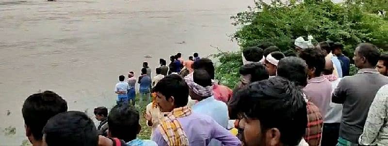 ಯುವಕರು ನೀರು ಪಾಲಾದ ಸ್ಥಳದಲ್ಲಿ ನೆರೆದಿರುವ ಜನ