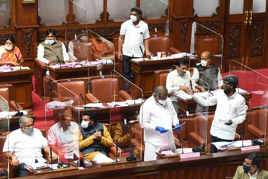 ಕಾನೂನು ಸಚಿವ ಜೆ.ಸಿ. ಮಾಧುಸ್ವಾಮಿ ಅವರು ಸೋಮವಾರ ವಿಧಾನ ಪರಿಷತ್ನಲ್ಲಿ ಮಾತನಾಡಿದರು. (ಮೊದಲ ಸಾಲು; ಎಡದಿಂದ) ಸಚಿವರಾದ ಎಸ್. ಸುರೇಶ್ ಕುಮಾರ್, ಬಿ. ಶ್ರೀರಾಮುಲು ಹಾಗೂ ಕೋಟಾ ಶ್ರೀನಿವಾಸ ಪೂಜಾರಿ ಇದ್ದರು