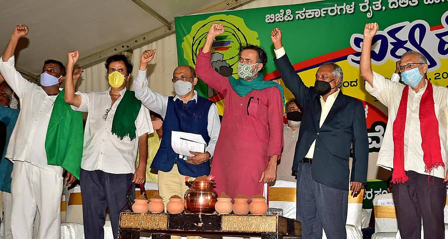 ಐಕ್ಯ ಹೋರಾಟದಲ್ಲಿ (ಎಡದಿಂದ) ರೈತ ಮುಖಂಡ ಬಡಗಲಪುರ ನಾಗೇಂದ್ರ, ಕುರುಬೂರು ಶಾಂತಕುಮಾರ್, ಟಿ.ಎನ್ ಪ್ರಕಾಶ್ ಕಮ್ಮರಡಿ, ಯೋಗೇಂದ್ರ ಯಾದವ್, ನ್ಯಾಯಮೂರ್ತಿ ಎಚ್.ಎನ್ ನಾಗಮೋಹನದಾಸ್, ಅಶೋಕ್ ದಾವಲೆ ಭಾಗವಹಿಸಿದ್ದರು –ಪ್ರಜಾವಾಣಿ ಚಿತ್ರ