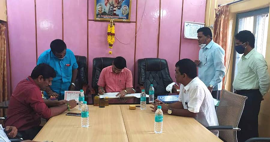 ನಾಯಕನಹಟ್ಟಿ ಪಟ್ಟಣದ ಐತಿಹಾಸಿಕ ಗುರುತಿಪ್ಪೇರುದ್ರಸ್ವಾಮಿ ದೇವಾಲಯದ ಆಡಳಿತಾಧಿಕಾರಿಯಾಗಿ ಸೋಮವಾರ ಹೆಚ್ಚುವರಿ ಜಿಲ್ಲಾಧಿಕಾರಿ ಸಂಗಪ್ಪ ಅಧಿಕಾರ ಸ್ವೀಕರಿಸಿದರು.