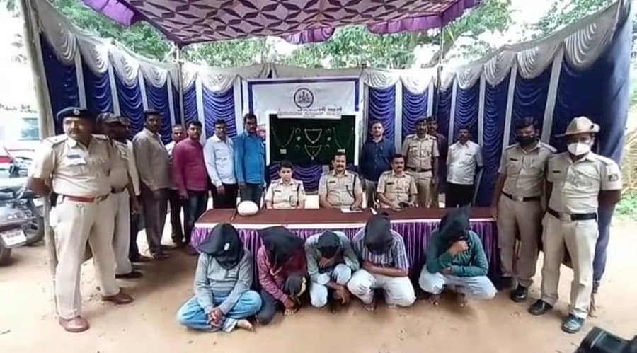 ಆರೋಪಿಗಳನ್ನು ಬಂಧಿಸಿದ ಪೊಲೀಸ್ ತಂಡ