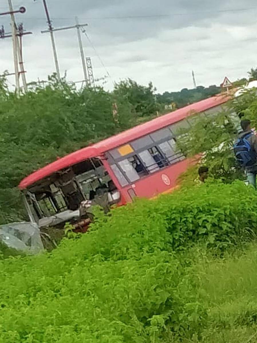ಕಲಬುರ್ಗಿ ತಾಲ್ಲೂಕಿನ ಫರಹತಾಬಾದ್ ಗ್ರಾಮದ ಬಳಿ ಬೈಕ್ಗೆ ಡಿಕ್ಕಿ ಹೊಡೆದು ರಸ್ತೆ ಪಕ್ಕ ಹೊರಳಿದ ಸಾರಿಗೆ ಸಂಸ್ಥೆ ಬಸ್