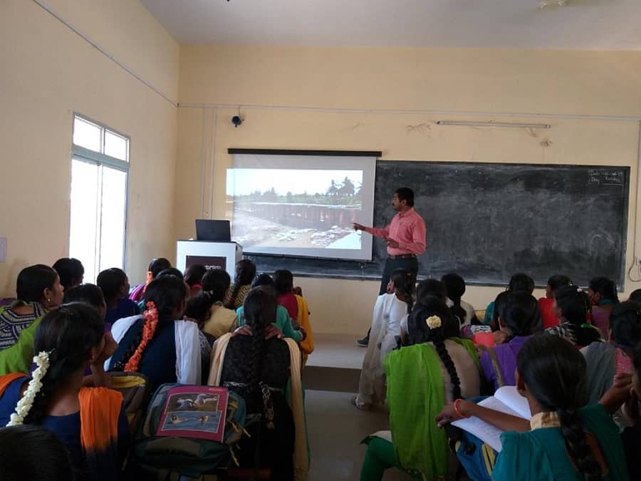 ಚಿಂತಾಮಣಿಯ ಸರ್ಕಾರಿ ಮಹಿಳಾ ಪದವಿ ಕಾಲೇಜಿನಲ್ಲಿ ಪ್ರೊಜೆಕ್ಟರ್ ಬಳಕೆಯಿಂದ ಪಾಠ ಮಾಡುತ್ತಿರುವ ಅಧ್ಯಾಪಕ