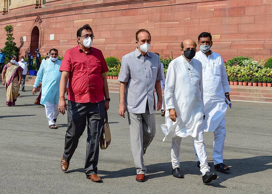 ರಾಜ್ಯಸಭೆಯ ಎಂಟು ಸದಸ್ಯರ ಅಮಾನತು ಖಂಡಿಸಿ ಕಾಂಗ್ರೆಸ್ ಪಕ್ಷದ ಗುಲಾಂ ನಬಿ ಅಜಾದ್ ಮತ್ತು ಇತರೆ ಸದಸ್ಯರು ಮಂಗಳವಾರ ಕಲಾಪ ಬಹಿಷ್ಕರಿಸಿ ಹೊರನಡೆದರು