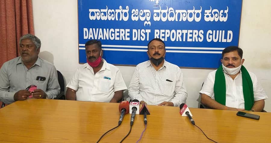 ದಾವಣಗೆರೆ ಜಿಲ್ಲಾ ಬಿಜೆಪಿ ಘಟಕದ ಅಧ್ಯಕ್ಷ ವೀರೇಶ್ ಹನಗವಾಡಿ ಅವರು ಎಪಿಎಂಸಿ ಕಾಯ್ದೆ ತಿದ್ದುಪಡಿ ಕುರಿತು ಮಂಗಳವಾರ ಪತ್ರಿಕಾಗೋಷ್ಠಿಯಲ್ಲಿ ಮಾತನಾಡಿದರು.