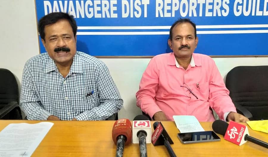 ಬಂಡಾಯ ಸಾಹಿತ್ಯ ಸಂಘಟನೆ ಆಶ್ರಯದಲ್ಲಿ ಸೆ.26ರಂದು ‘ಹೊಸ ರಾಷ್ಟ್ರೀಯ ಶಿಕ್ಷಣ ನೀತಿ: ಒಳನೋಟ’ ಕುರಿತು ಹಮ್ಮಿಕೊಂಡಿರುವ ರಾಷ್ಟ್ರ ಮಟ್ಟದ ಆನ್‌ಲೈನ್‌ ವಿಚಾರ ಸಂಕಿರಣ ಕುರಿತು ದಾವಣಗೆರೆ ಜಿಲ್ಲಾ ಸಂಚಾಲಕರಾದ ಬಿ.ಎನ್‌. ಮಲ್ಲೇಶ್‌ ಹಾಗೂ ಡಾ.ಎ.ಬಿ. ರಾಮಚಂದ್ರಪ್ಪ ಮಾಹಿತಿ ನೀಡಿದರು.