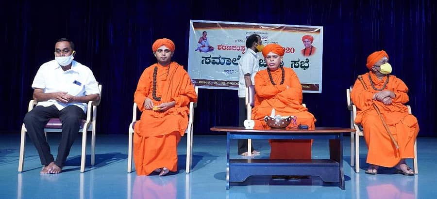 ಚಿತ್ರದುರ್ಗದ ಮುರುಘಾ ಮಠದಲ್ಲಿ ಈಚೆಗೆ ನಡೆದ ಸಮಾಲೋಚನಾ ಸಭೆಯಲ್ಲಿ ಭೋವಿ ಗುರುಪೀಠದ ಇಮ್ಮಡಿ ಸಿದ್ದರಾಮೇಶ್ವರ ಸ್ವಾಮೀಜಿ, ಶಿವಮೂರ್ತಿ ಮುರುಘಾ ಶರಣರು, ಗುಳೇದಗುಡ್ಡದ ಬಸವರಾಜ ಸ್ವಾಮೀಜಿ ಪಾಲ್ಗೊಂಡಿದ್ದರು.