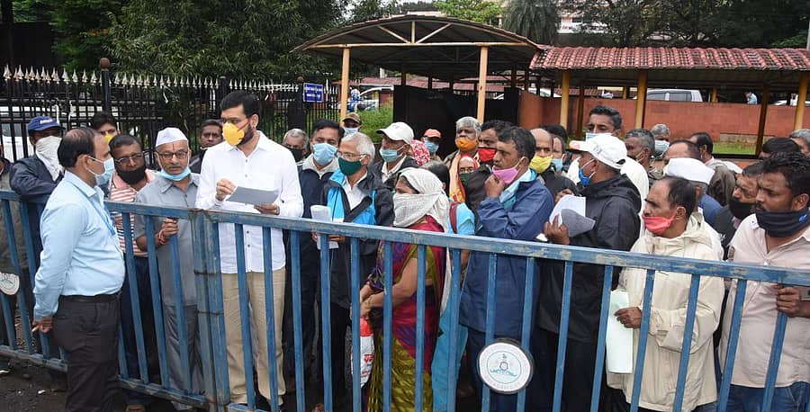 ಬೆಳಗಾವಿಯ ಅನಗೋಳ ಮತ್ತು ಹಲಗಾ ಗ್ರಾಮಗಳ ಜಮೀನುಗಳನ್ನು ನಿವೇಶನವಾಗಿ ಪರಿವರ್ತಿಸಲು ಬುಡಾ ರೂಪಿಸಿರುವ ಯೋಜನೆ ವಿರೋಧಿಸಿ ರೈತರು ಜಿಲ್ಲಾಧಿಕಾರಿ ಕಚೇರಿ ಆವರಣದಲ್ಲಿ ಮಂಗಳವಾರ ಪ್ರತಿಭಟನೆ ನಡೆಸಿದರು