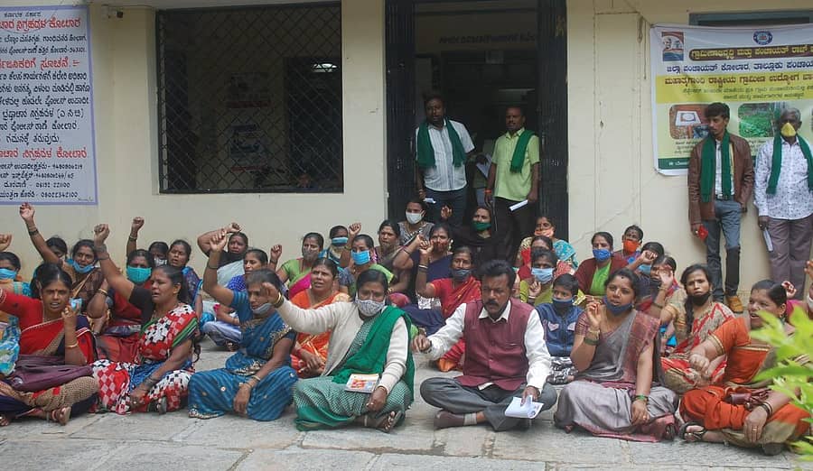 ಮಧ್ಯಾಹ್ನದ ಬಿಸಿಯೂಟ ನೌಕರರ ವೇತನದ ಹಣ ಬ್ಯಾಂಕ್ ಖಾತೆಗೆ ಜಮಾ ಮಾಡುವಂತೆ ಒತ್ತಾಯಿಸಿ ರಾಜ್ಯ ಅಕ್ಷರ ದಾಸೋಹ ಕ್ಷೇಮಾಭಿವೃದ್ಧಿ ಸಮಿತಿ ಸದಸ್ಯರು ಕೋಲಾರ ತಾಲ್ಲೂಕು ಪಂಚಾಯಿತಿ ಎದುರು ಮಂಗಳವಾರ ಧರಣಿ ನಡೆಸಿದರು.