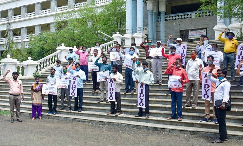 ಅತಿಥಿ ಉಪನ್ಯಾಸಕರು, ಅತಿಥಿ ಶಿಕ್ಷಕರ ಬಾಕಿ ವೇತನ ಕೂಡಲೇ ಬಿಡುಗಡೆ ಮಾಡಿ ಮತ್ತು ವಿಶೇಷ ಪರಿಹಾರ ಪ್ಯಾಕೇಜ್ ಘೋಷಿಸಿ ಕಲಬುರ್ಗಿಯ ಜಿಲ್ಲಾಧಿಕಾರಿ ಕಚೇರಿಯ ಎದುರು ಪ್ರತಿಭಟನೆ ನಡೆಸಿರುವುದು–ಸಂಗ್ರಹ ಚಿತ್ರ