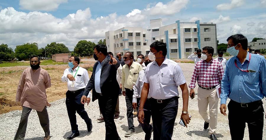 ಹೈದರಾಬಾದ್ ಐಐಟಿ ಸಂಸ್ಥೆಯ ನಿರ್ದೇಶಕ ಬಿ.ಎಸ್.ಮೂರ್ತಿ ಅವರ ನೇತೃತ್ವದ ತಂಡವು ರಾಯಚೂರಿನ ಐಐಐಟಿ ತಾತ್ಕಾಲಿಕ ಜಾಗ ಸರ್ಕಾರಿ ಎಂಜನಿಯರಿಂಗ್ ಕಾಲೇಜಿಗೆ ಬುಧವಾರ ಭೇಟಿ ನೀಡಿ ಪರಿಶೀಲಿಸಿತು