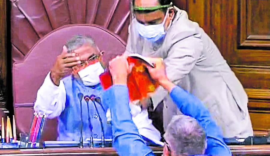 ರಾಜ್ಯಸಭೆಯ ಸಭಾಪತಿ ಪೀಠಕ್ಕೆ ನುಗ್ಗಿದ್ದ ಟಿಎಂಸಿ ಸಂಸದ ಡೆರೆಕ್‌ ಒಬ್ರಿಯಾನ್‌ ಅವರು ರೂಲ್‌ ಬುಕ್‌ ಹರಿಯಲು ಪ್ರಯತ್ನಿಸಿದ್ದರು –ಪಿಟಿಐ ಚಿತ್ರ 