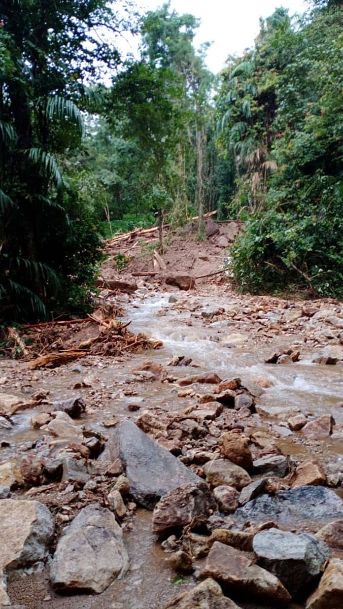 ಪಶ್ಚಿಮಘಟ್ಟದ ತಪ್ಪಲಿನಲ್ಲಿರುವ ಮಡಾಮಕ್ಕಿ ಸಮೀಪದ ಕೋಟೆರಾಯನ ಬೆಟ್ಟ ಜರಿದಿರುವ ದೃಶ್ಯ.