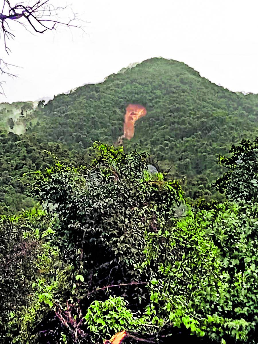 ಕೋಟೆರಾಯನ ಬೆಟ್ಟ ಜರಿದಿರುವುದು