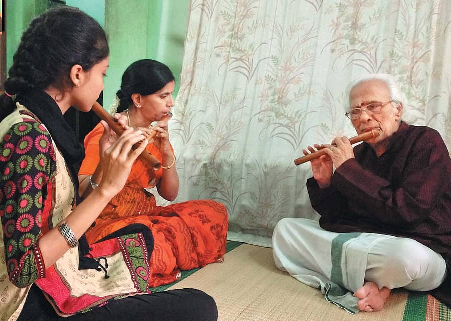 ಕೊಳಲಿನಲ್ಲಿ ಮೆಡಿಟೇಷನ್‌ ರಾಗ ಹೇಳಿಕೊಡುತ್ತಿರುವ ಬೆಂಗಳೂರಿನ ವಿದ್ವಾನ್‌ ಶಂಕರ್‌ರಾವ್‌