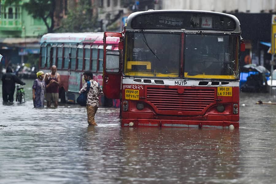 ಮುಂಬೈನಲ್ಲಿ ಮಳೆಯಿಂದಾಗಿ ನೀರಿನಲ್ಲಿ ಸಿಲುಕಿರುವ ಬಸ್ಸುಗಳು