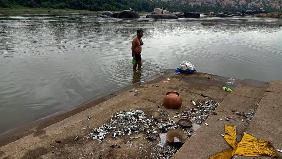 ಹಂಪಿ ನದಿ ಸ್ನಾನಘಟ್ಟದ ಬಳಿ ಅಸ್ಥಿ ವಿಸರ್ಜನೆ ಮಾಡಿರುವುದರಿಂದ ಪರಿಸರ ಹಾಳಾಗಿದೆ. ಅದರ ಮಗ್ಗುಲಲ್ಲೇ ಭಕ್ತರೊಬ್ಬರು ಸ್ನಾನ ಮಾಡುತ್ತಿದ್ದಾರೆ.