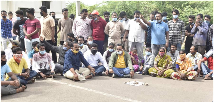 ಅಧಿಕ ಶುಲ್ಕ ವಸೂಲಿ ವಿರೋಧಿಸಿ ವಿಜಯಪುರದ ‘ಕೋಟಿ’ ಆಸ್ಪತ್ರೆ ಎದುರು ಸಂಘಟನೆಗಳ ಮುಖಂಡರು ಪ್ರತಿಭಟನೆ ನಡೆಸಿದರು