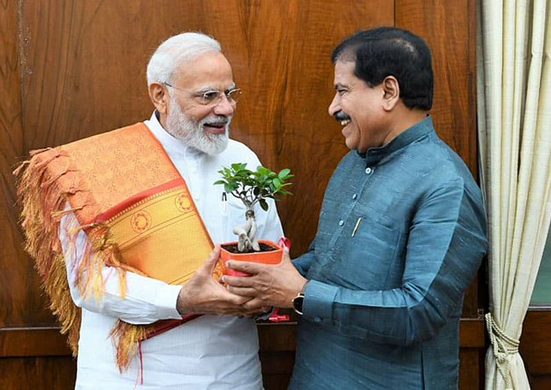 ಪ್ರಧಾನಿ ನರೇಂದ್ರ ಮೋದಿ ಅವರೊಂದಿಗೆ ಕೇಂದ್ರ ಸಚಿವ ಸುರೇಶ್‌ ಅಂಗಡಿ ಸಂತಸದ ಕ್ಷಣ– ಚಿತ್ರ: ಟ್ವಿಟರ್‌