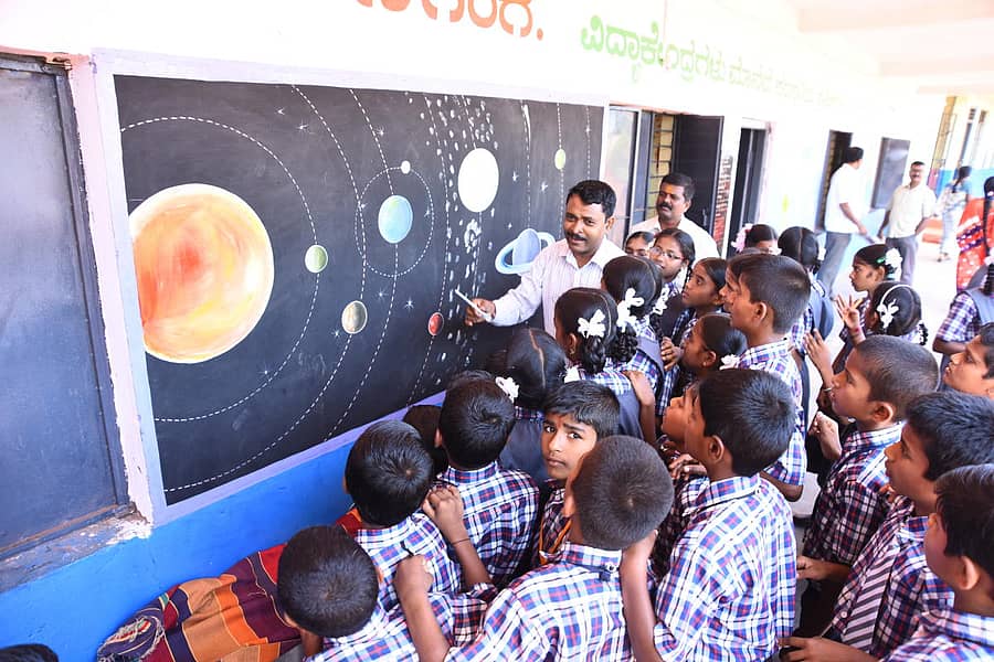 ಮಕ್ಕಳೊಂದಿಗೆ ಶಿಕ್ಷಕ (ಪ್ರಾತಿನಿಧಿಕ ಚಿತ್ರ)