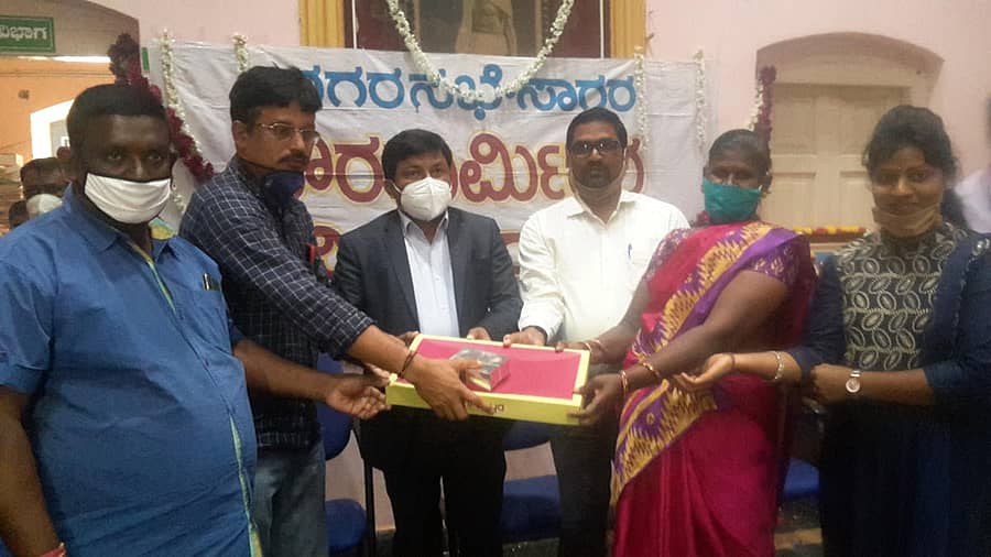 ಸಾಗರದಲ್ಲಿ ಬುಧವಾರ ನಡೆದ ಪೌರಕಾರ್ಮಿಕರ ದಿನಾಚರಣೆ ಸಮಾರಂಭದಲ್ಲಿ ಉಪವಿಭಾಗಾಧಿಕಾರಿ ಡಾ.ನಾಗರಾಜ್ ಎಲ್. ಹಾಗೂ ನಗರಸಭೆ ಪೌರಾಯುಕ್ತ ಎಚ್.ಕೆ.ನಾಗಪ್ಪ ಅವರು ಪೌರಕಾರ್ಮಿಕರನ್ನು ಗೌರವಿಸಿದರು.