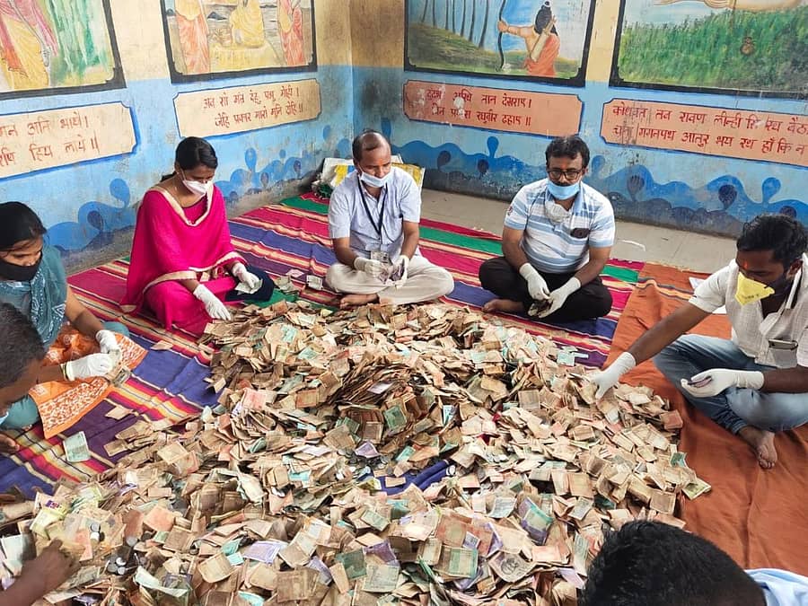 ಅಂಜನಾದ್ರಿಯ ಹುಂಡಿ ಮೊತ್ತ ಎಣಿಕೆ ಮಾಡುತ್ತಿರುವುದು