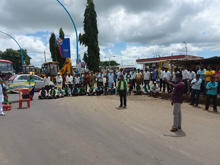 ಪ್ರತಿಭಟನೆ ನಡೆಸುತ್ತಿರುವ ರೈತರು