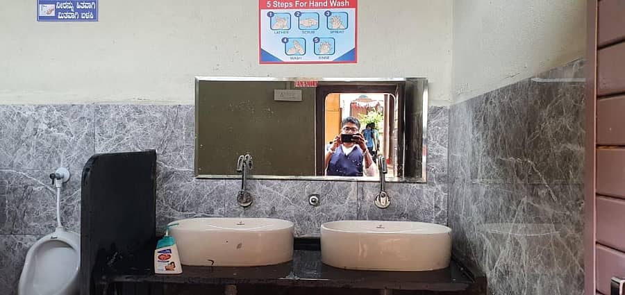 ಬೆಳಗಾವಿ ತಾಲ್ಲೂಕು ಭೂತರಾಮನಹಟ್ಟಿ ಸರ್ಕಾರಿ ಶಾಲೆಯಲ್ಲಿ ಇರುವ ಹೈಟೆಕ್ ಶೌಚಾಲಯ