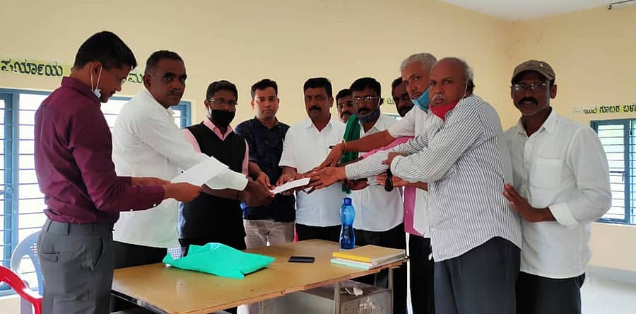 ರಾಮನಾಥಪುರದ ತಂಬಾಕು ಹರಾಜು ಮಾರುಕಟ್ಟೆಯ ಆವರಣದಲ್ಲಿ ನಡೆದ ರೈತರ ಸಭೆಯಲ್ಲಿ ಮಂಡಳಿಯ ಅಧಿಕಾರಿಗಳಿಗೆ ಮನವಿ ಸಲ್ಲಿಸಲಾಯಿತು