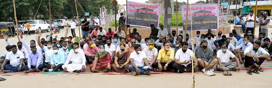 ಚಿಕ್ಕಮಗಳೂರಿನಲ್ಲಿ ಮುಳ್ಳಯ್ಯನಗಿರಿ ಸಂರಕ್ಷಣಾ ಮೀಸಲು ಪ್ರದೇಶ ಯೋಜನೆ ವಿರೋಧಿ ಹೋರಾಟ ಸಮಿತಿ ಕಾರ್ಯಕರ್ತರು ಪ್ರತಿಭಟನೆ ನಡೆಸಿದರು.