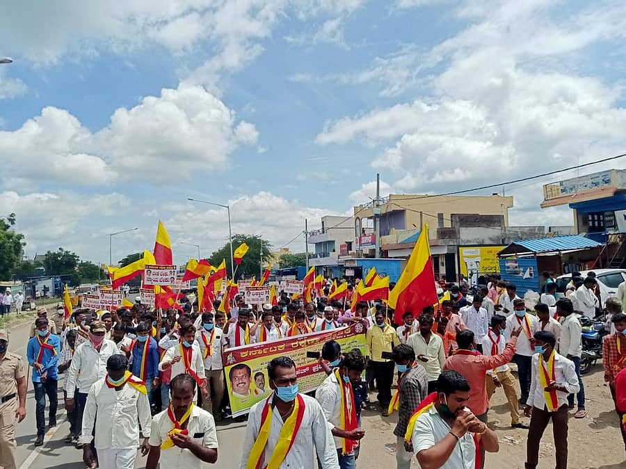 ಅತಿವೃಷ್ಟಿಯಿಂದ ಬೆಳೆ ಹಾನಿಯಾದ ರೈತರಿಗೆ ಹಾಗೂ ಪ್ರವಾಹ ಸಂತ್ರಸ್ತರಿಗೆ ಶೀಘ್ರದಲ್ಲಿ ಪರಿಹಾರ ನೀಡುವಂತೆ ಒತ್ತಾಯಿಸಿ ಕರವೇ ನೆಲೋಗಿ ವಲಯ ಘಟಕದ ವತಿಯಿಂದ ಗುರುವಾರ ಜೇವರ್ಗಿ ತಾಲ್ಲೂಕಿನ ಜೇರಟಗಿ ಗ್ರಾಮದ ಬಳಿ ರಾಷ್ಟ್ರೀಯ ಹೆದ್ದಾರಿ ಬಂದ್ ಮಾಡಿ ಪ್ರತಿಭಟನೆ ನಡೆಸಲಾಯಿತು