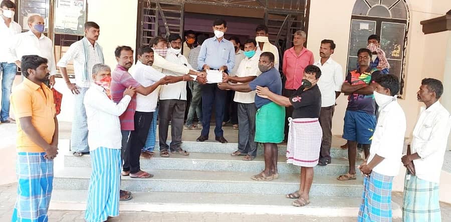 ವಿವಿಧ ಬೇಡಿಕೆ ಈಡೇರಿಸುವಂತೆ ಒತ್ತಾಯಿಸಿ ಹಮಾಲಿ ಕಾರ್ಮಿಕರ ಒಕ್ಕೂಟದಿಂದ ಹಾವೇರಿ ನಗರದಲ್ಲಿ ಗುರುವಾರ ತಹಶೀಲ್ದಾರ್ ಶಂಕರ್ ಅವರಿಗೆ ಮನವಿ ಸಲ್ಲಿಸಲಾಯಿತು