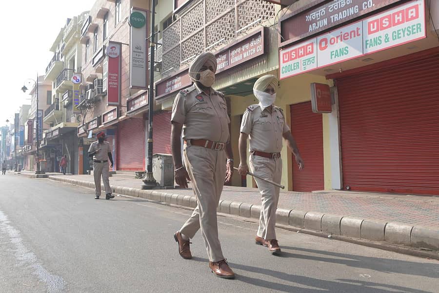 ಕೃಷಿ ಮಸೂದೆ ವಿರೋಧಿಸಿ ಕರೆ ನೀಡಿದ್ದ ‘ಭಾರತ್ ಬಂದ್‘ ನಿಂದಾಗಿ ಪಂಜಾಬ್ನ ಅಮೃತ್ಸರದಲ್ಲಿ ಶುಕ್ರವಾರ ಅಂಗಡಿ ಮುಂಗಟ್ಟುಗಳು ಮುಚ್ಚಿದ್ದು, ಪೊಲೀಸರು ಗಸ್ತು ತಿರುಗುತ್ತಿರುವುದು.