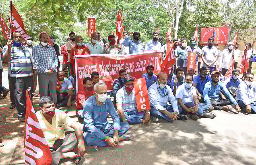 ಕಾರ್ಮಿಕ ಕಾನೂನುಗಳ ತಿದ್ದುಪಡಿ ವಿರೋಧಿಸಿ ಕಾರ್ಮಿಕ ಸಂಘಟನೆಗಳ ಜಂಟಿ ಕ್ರಿಯಾ ಸಮಿತಿ ನೇತೃತ್ವದಲ್ಲಿ ಕಾರ್ಯಕರ್ತರು ಜಿಲ್ಲಾಧಿಕಾರಿ ಕಚೇರಿ ಮುಂದೆ ಶುಕ್ರವಾರ ಪ್ರತಿಭಟನೆ ನಡೆಸಿದರು