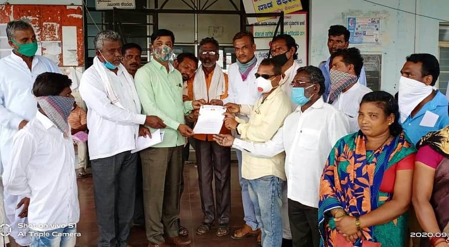 ಔರಾದ್ ಉಪ ತಹಶೀಲ್ದಾರ್ ಅಶೋಕಕುಮಾರ ಅವರಿಗೆ ಮನವಿ ಸಲ್ಲಿಸಲಾಯಿತು