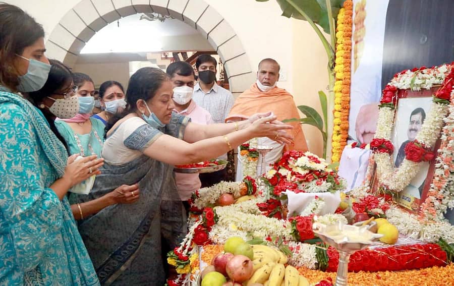 ಬೆಳಗಾವಿಯಲ್ಲಿ ಸುರೇಶ ಅಂಗಡಿ ಅವರ ಸ್ವಗೃಹದಲ್ಲಿ ಶುಕ್ರವಾರ ನಡೆದ ಶಿವಗಣಾರಾಧನೆ ಕಾರ್ಯಕ್ರಮದಲ್ಲಿ ಪತ್ನಿ ಮಂಗಳಾ ಪೂಜೆ ನೆರವೇರಿಸಿದರು