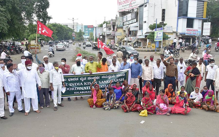 ಕಲಬುರ್ಗಿಯ ಜಗತ್ ವೃತ್ತದಲ್ಲಿ ಶುಕ್ರವಾರ ಅಖಿಲ ಭಾರತ ಸಂಘರ್ಷ ಸಮನ್ವಯ ಸಮಿತಿಯ ಸದಸ್ಯರು ಧರಣಿ ನಡೆಸಿದರು