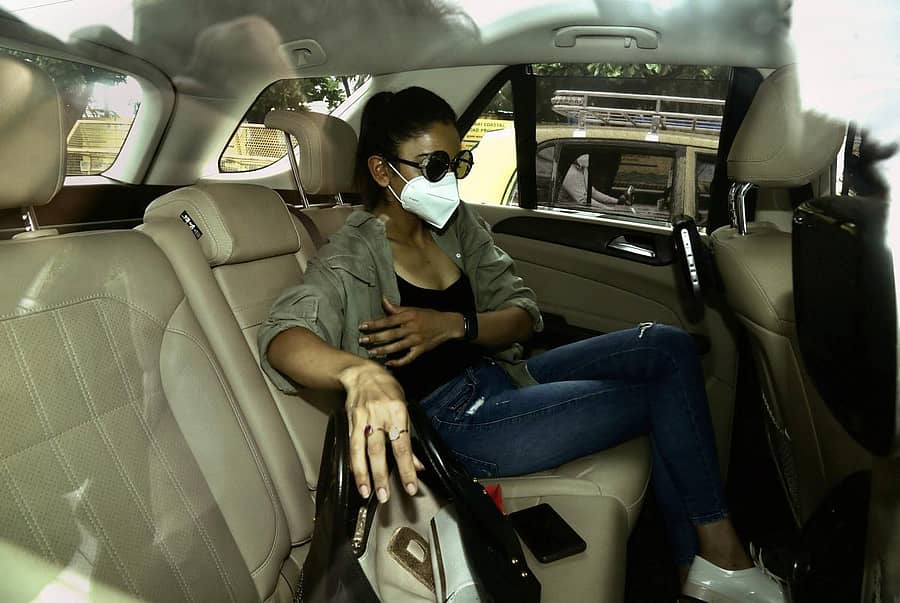 ವಿಚಾರಣೆ ಎದುರಿಸಿ ಎನ್‌ಸಿಬಿ ಕಚೇರಿಯಿಂದ ಹೊರಟ ನಟಿ ರಕುಲ್‌ ಪ್ರೀತ್‌ ಸಿಂಗ್‌  –ಪಿಟಿಐ ಚಿತ್ರ 