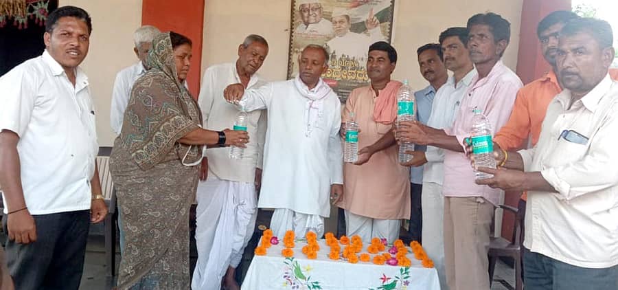 ತೆಲಸಂಗ ಸಮೀಪದ ಕನ್ನಾಳ ಗ್ರಾಮದಲ್ಲಿ ಆಯುರ್ವೇದ ಔಷಧಿ ವಿತರಿಸಲಾಯಿತು