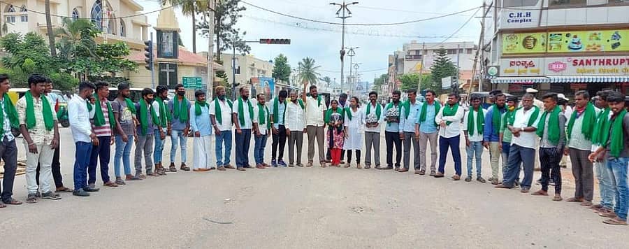 ಕೇಂದ್ರ ಹಾಗೂ ರಾಜ್ಯ ಸರ್ಕಾರದ ಸುಗ್ರೀವಾಜ್ಞೆ ಮತ್ತು ಮಸೂದೆಗಳನ್ನು ಖಂಡಿಸಿ ರಾಜ್ಯ ರೈತ ಸಂಘ ಮತ್ತು ಹಸಿರು ಸೇನೆ ಸದಸ್ಯರು ಕೋಲಾರದಲ್ಲಿ ಶುಕ್ರವಾರ ರಸ್ತೆ ತಡೆ ಮಾಡಿ ಧರಣಿ ನಡೆಸಿದರು.