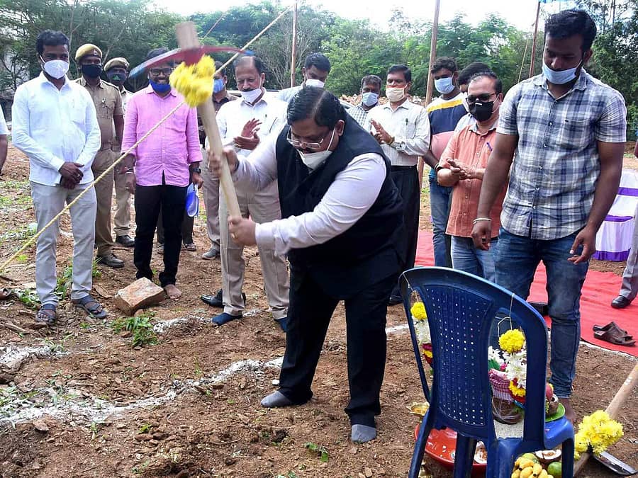 ವಿವಿ ಪ್ಯಾಟ್ ಹಾಗೂ ವಿದ್ಯುನ್ಮಾನ ಮತಯಂತ್ರಗಳ ದಾಸ್ತಾನು ಕಟ್ಟಡದ ನಿರ್ಮಾಣಕ್ಕೆ ಹಾವೇರಿಯಲ್ಲಿ ಶುಕ್ರವಾರ ಜಿಲ್ಲಾಧಿಕಾರಿ ಸಂಜಯ ಶೆಟ್ಟೆಣ್ಣನವರ ಭೂಮಿಪೂಜೆ ನೆರವೇರಿಸಿದರು