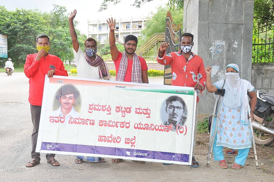 ಹಾವೇರಿಯ ಜಿಲ್ಲಾಡಳಿತ ಭವನದ ಮುಂಭಾಗ ಶುಕ್ರವಾರ ಶ್ರಮಶಕ್ತಿ ಕಟ್ಟಡ ಕಾರ್ಮಿಕರ ಯೂನಿಯನ್‌ ಸದಸ್ಯರು ಪ್ರತಿಭಟನೆ ನಡೆಸಿದರು 