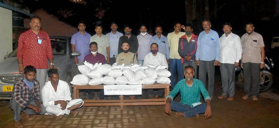 ಬೆಳಗಾವಿಯಲ್ಲಿ ಸಿಸಿಐಬಿ ಪೊಲೀಸರು ಮೂವರು ಆರೋಪಿಗಳನ್ನು ಬಂಧಿಸಿ ಅವರಿಂದ ₹ 2.50 ಲಕ್ಷ ಮೌಲ್ಯದ 15 ಕೆ.ಜಿ. 500 ಗಾಂಜಾ ವಶಕ್ಕೆ ಪಡೆದಿದ್ದಾರೆ