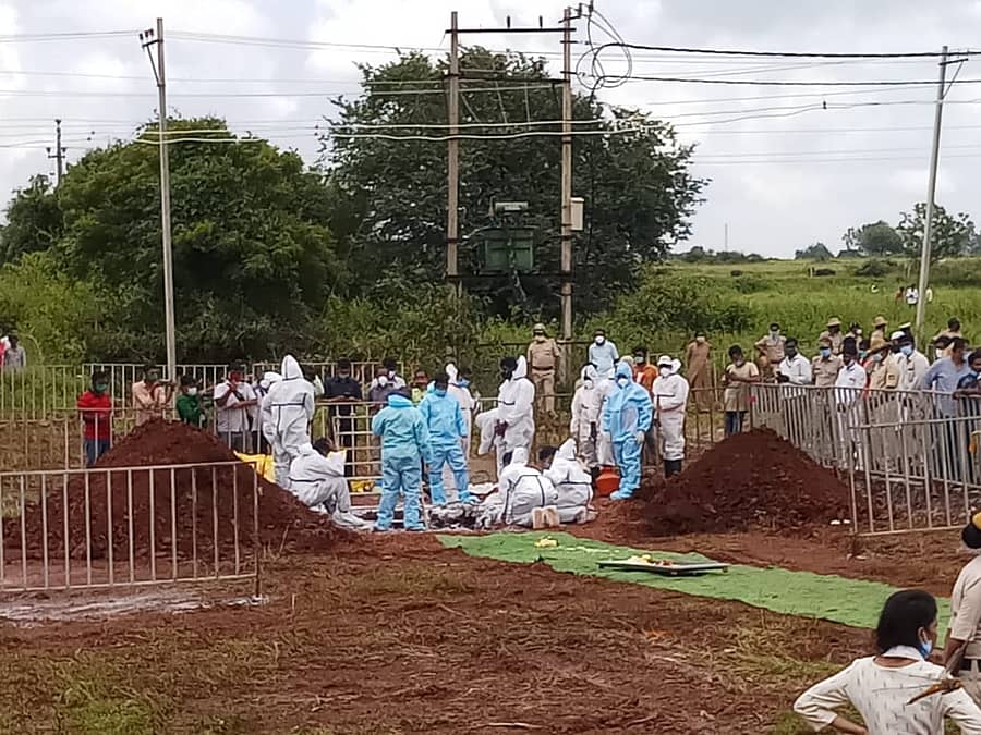 ಬಿ.ನಾರಾಯಣರಾವ್ ಅಂತ್ಯಕ್ರಿಯೆ ನೆರವೇರಿಸಲಾಯಿತು