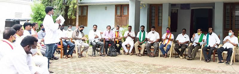 ಕರ್ನಾಟಕ ಬಂದ್‌ಗೆ ಬೆಂಬಲ ಸೂಚಿಸಲು ಚಿತ್ರದುರ್ಗದಲ್ಲಿ ಶನಿವಾರ ನಡೆದ ಸಭೆಯಲ್ಲಿ ಜಿಲ್ಲೆಯ ವಿವಿಧ ಸಂಘಟನೆಗಳ ಮುಖಂಡರು ಹೋರಾಟದ ರೂಪುರೇಷೆ ಕುರಿತು ಚರ್ಚೆ ನಡೆಸಿದರು