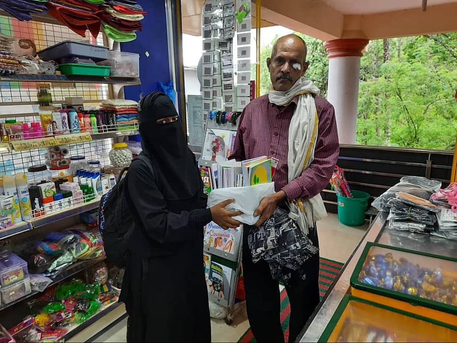 ಐ.ಎಲ್.ಪಿಂಟೋ ಅವರು ಮದ್ದಡ್ಕದ ವಿದ್ಯಾರ್ಥಿನಿ ಜಸೀದಾ ಭಾನು ಅವರಿಗೆ ನೋಟ್ಬುಕ್ ಮತ್ತು ಇತರ ಪರಿಕರಗಳನ್ನು ನೀಡಿದರು.