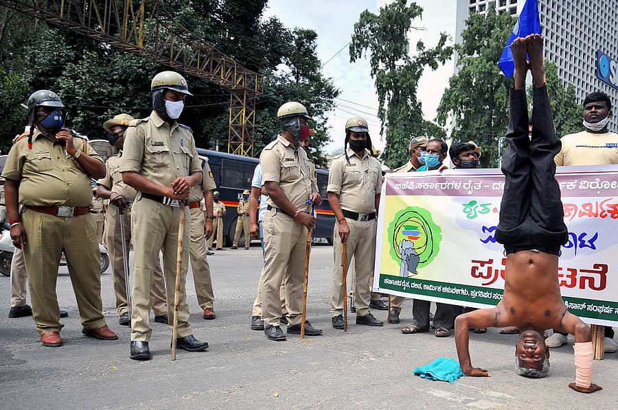 ಭೂ ಸುಧಾರಣೆ, ಎಪಿಎಂಸಿ ಸೇರಿದಂತೆ ಹಲವು ಕಾಯ್ದೆಗಳಿಗೆ ಸುಗ್ರೀವಾಜ್ಞೆ ಮೂಲಕ ಕೇಂದ್ರ ಮತ್ತು ರಾಜ್ಯ ಸರ್ಕಾರಗಳು ತಂದಿರುವ ತಿದ್ದುಪಡಿಗಳನ್ನು ವಾಪಸ್‌ ಪಡೆಯಬೇಕೆಂದು ಒತ್ತಾಯಿಸಿ ಬೆಂಗಳೂರಿನ ಮೈಸೂರು ಬ್ಯಾಂಕ್ ವೃತ್ತದಲ್ಲಿ 30ಕ್ಕೂ ಹೆಚ್ಚು ಸಂಘಟನೆಗಳ ಸದಸ್ಯರು ಪ್ರತಿಭಟನೆ ನಡೆಸುವ ವೇಳೆ ಸಿಐಟಿಯು ರಾಜ್ಯ ಘಟಕದ ಅಧ್ಯಕ್ಷೆ ವರಲಕ್ಷ್ಮಿ ಅವರನ್ನು ಪೊಲೀಸರು ವಶಕ್ಕೆ ಪಡೆದರು (ಎಡಚಿತ್ರ)ತಲೆ ಕೆಳಗಾಗಿ ನಿಂತು ಪ್ರತಿಭಟಿಸಿದ ರೈತ -– ಪ್ರಜಾವಾಣಿ ಚಿತ್ರ/ ರಂಜು ಪಿ