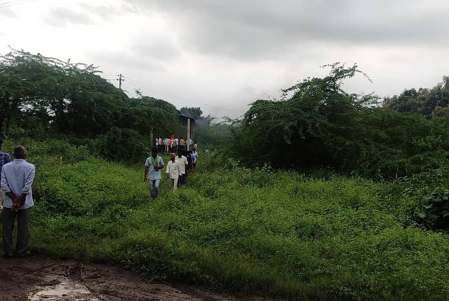 ಮೋಳೆ ಗ್ರಾಮದ ಸ್ಮಶಾನದ ಚಿತಾಗಾರದ ರಸ್ತೆಯಲ್ಲಿ ಮುಳ್ಳಿನ ಗಿಡಗಳು ಬೆಳೆದಿವೆ