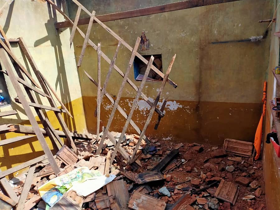 ಕುಂದಗೋಳ ತಾಲ್ಲೂಕಿನ ಇನಾಂಕೊಪ್ಪ ಗ್ರಾಮದಲ್ಲಿ ಮಳೆಗೆ ಮುರಿದು ಬಿದ್ದ ಕಲಾವಿದ ಪ್ರಕಾಶ ಕಡಪಟ್ಟಿ ವಾಸವಿರುವ ಮನೆ